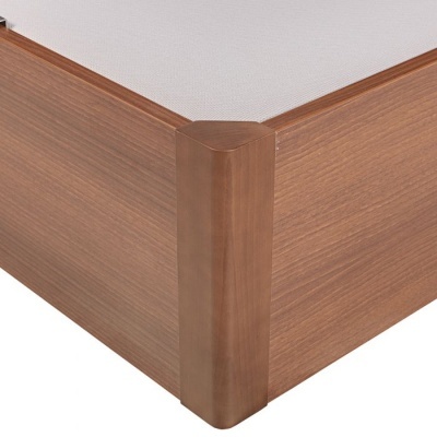 Canto de cama em madeira castanha com colchão branco.