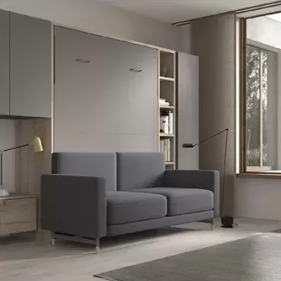 Sala de estar com sofá cinza, móveis de madeira clara, armários cinzentos e janela ampla com vista exterior