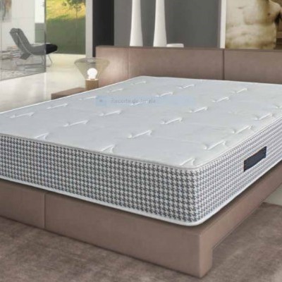 Colchão branco com laterais de padrão xadrez cinza, branco e azul em cama caixa bege num quarto moderno