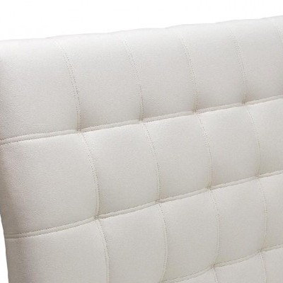 Cabeceira de cama branca estofada com padrão quadrado acolchoado