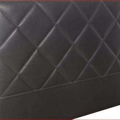 Cabeceira de cama em couro sintético preto com padrão de costura em losangos