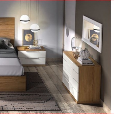 Quarto com cama de madeira clara, mesas de cabeceira e cómoda brancas, candeeiros e tapete cinza, vista verde pela janela.