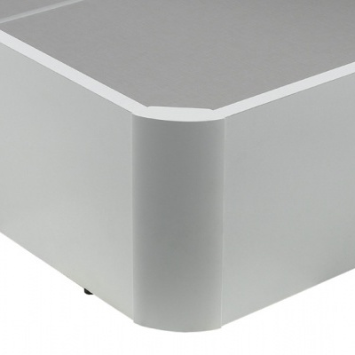 Canto de base de cama branca com acabamento liso e canto arredondado