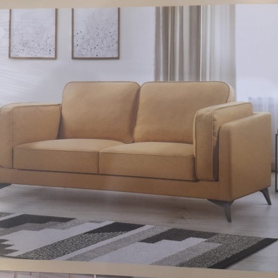 Sofá de dois lugares cor camel em sala com carpete geométrico e decoração minimalista