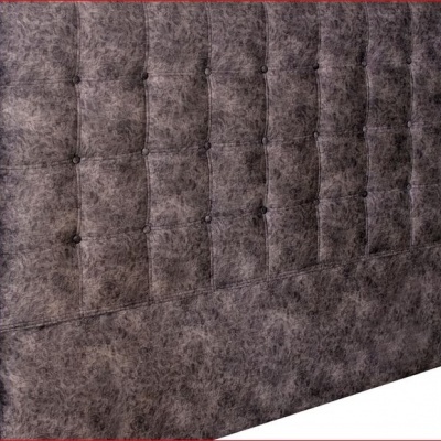 cabeceira de cama cinza escuro com padrão acolchoado e botões