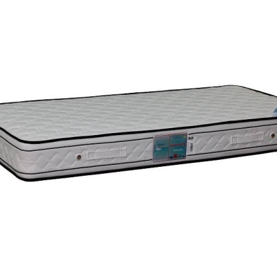 Colchão branco matelassado com bordas cinzentas e etiquetas azuis