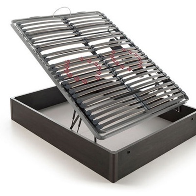 Estrado de cama com estrutura retangular de madeira escura e ripado metálico preto levantado