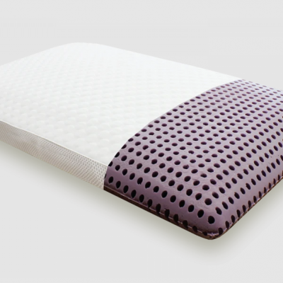 Travesseiro branco com parte inferior roxa com padrão de pontos pretos sobre fundo branco