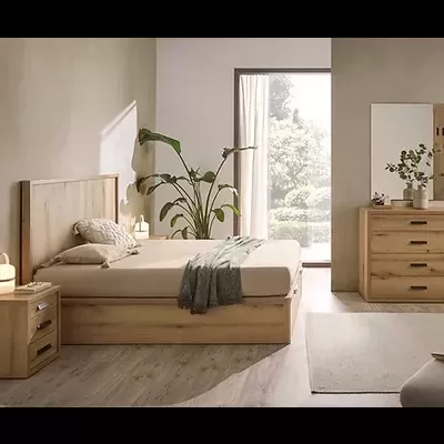 Quarto moderno com mobília em madeira clara, cama, mesas de cabeceira, cómoda, espelho e plantas