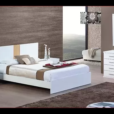 Quarto moderno com cama branca, mesas de cabeceira e cómoda brancas com detalhes em madeira clara