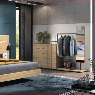 Quarto moderno com cama estofada cinzenta e mobiliário de madeira clara e tapete escuro