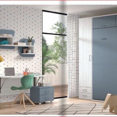 Quarto infantil com móveis em madeira clara e azul, decoração minimalista e padrão geométrico na parede