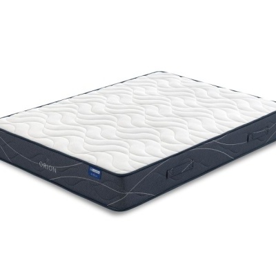 Colchão branco com laterais cinza e alças para transporte