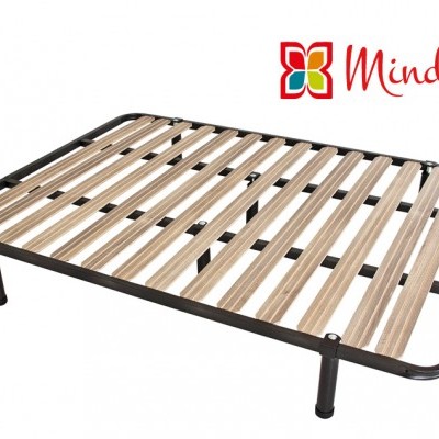 Armação de cama metálica com ripas de madeira e logótipo Mindol