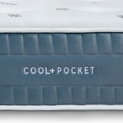 Colchão azul com bordado COOL+POCKET e topo branco com flocos
