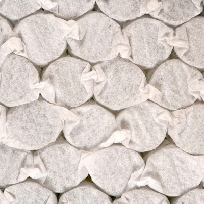 Discos de algodão embrulhados individualmente em papel branco