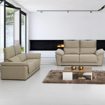 Sala moderna com dois sofás bege, mesa de centro e lareira embutida