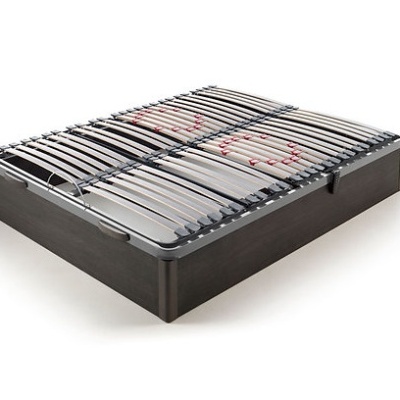 Estrado de cama de madeira com ripas flexíveis e estrutura escura