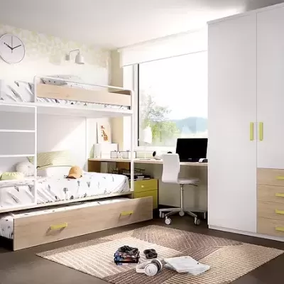 Quarto infantil com cama beliche, secretária e guarda-roupa com gavetas coloridas