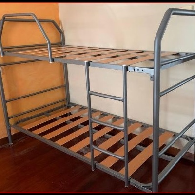 Cama beliche metálica cinza com ripas de madeira