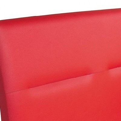 Cadeira estofada vermelha com costuras horizontais