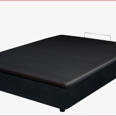 Cama estrado preta com painel fixo e quatro pés pequenos