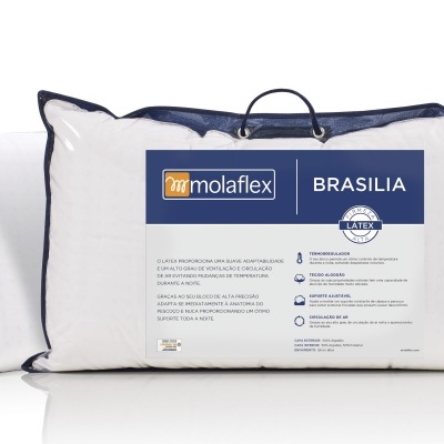 Almofadas brancas Molaflex Brasília com bordas azuis numa embalagem plástica com alça preta