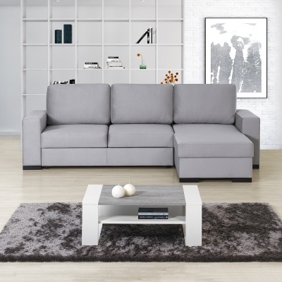 Sofá cinzento claro em sala moderna com tapete e mesa de centro