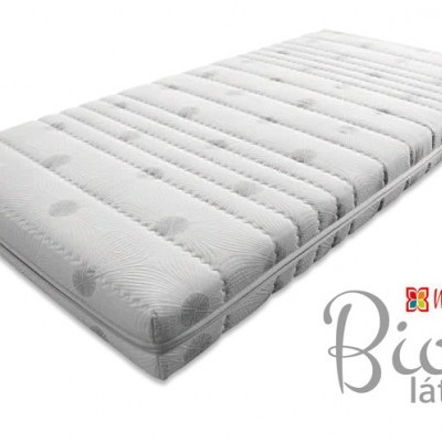 Colchão branco com textura acolchoada e logotipo Bio látex