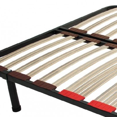 Estrutura metálica preta com ripas de madeira flexíveis e suportes coloridos