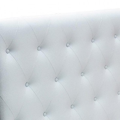 Cabeceira branca estofada com padrão matelassê e botões forrados