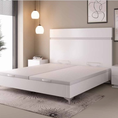 Cama dupla branca moderna com colchões cinza claro e cabeceira alta em quarto minimalista