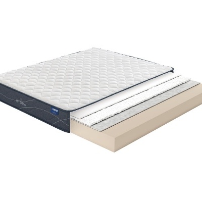 Colchão branco com layers interiores visíveis e base bege