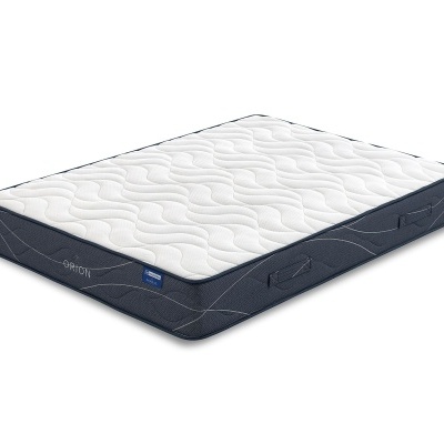 Colchão branco e azul escuro com padrão ondulado e alças laterais