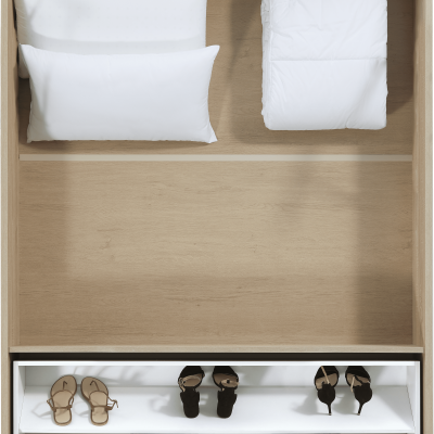 Armário aberto com almofadas, edredão e sapatos arrumados