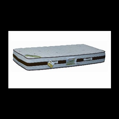 Colchão branco acolchoado com bordas pretas e etiquetas visíveis