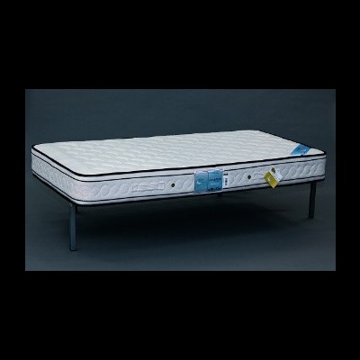 Colchão branco acolchoado com etiquetas azuis e amarelas sobre base preta