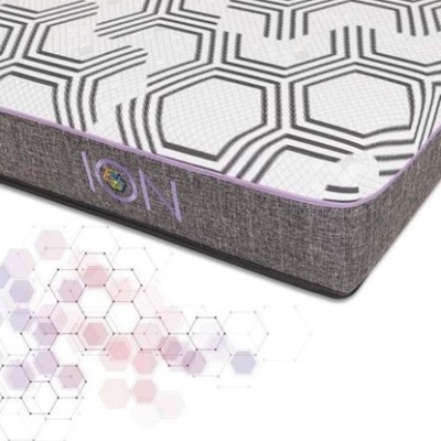 Colchão com padrão geométrico e bordas em tecido cinza escuro com costura lilás