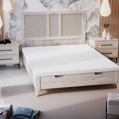 Cama de madeira clara com cabeceira em tela trançada e duas mesas de cabeceira num quarto moderno.