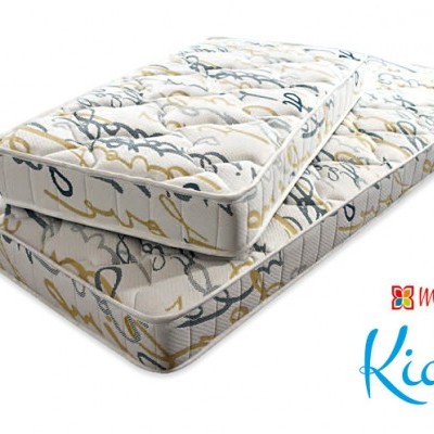 Colchão infantil acolchoado com padrão abstrato e logótipo Mindol Grupo Kids