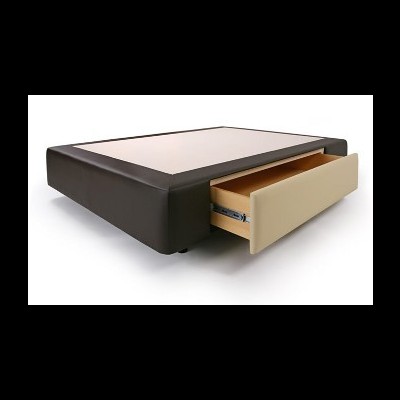 Cama em pele sintética castanha com tampa branca e gaveta bege aberta