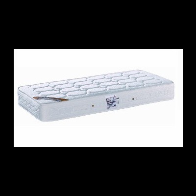 colchão branco acolchoado com etiqueta na lateral