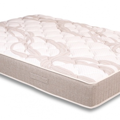 Colchão de casal bege e creme com padrão acolchoado e alças laterais.