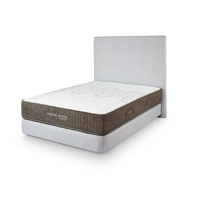 Cama com cabeceira estofada cinza claro e colchão branco e cinza