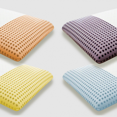 Quatro almofadas retangulares com extremidades coloridas e padrão de pontos grandes.