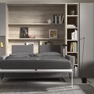 Quarto moderno com cama cinzenta, prateleiras de madeira clara e planta verde ao lado