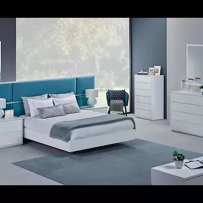 Quarto moderno com cama branca e cabeceira azul, móveis brancos e acabamento minimalista