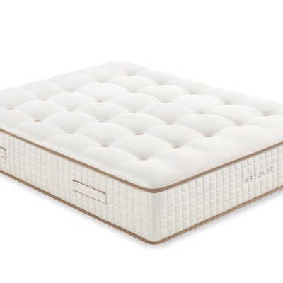 Colchão branco acolchoado com bordas castanhas e alças laterais