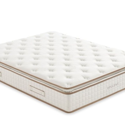 Colchão acolchoado branco com detalhes bege e alças laterais