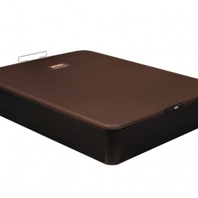 Base para colchão retangular castanha com estrutura preta e etiqueta colorida